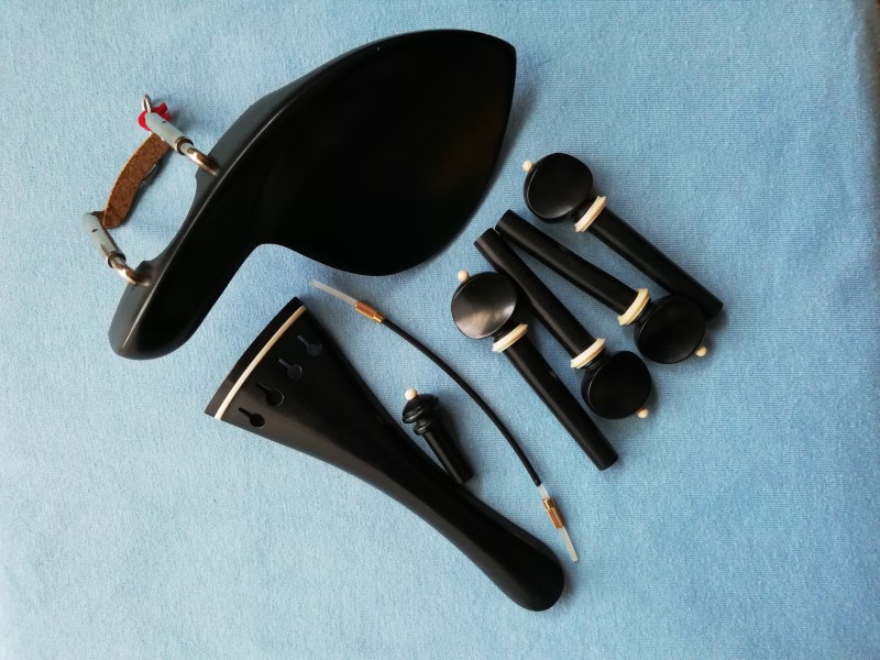 Set Accesorii Viola Abanos cu ornament alb