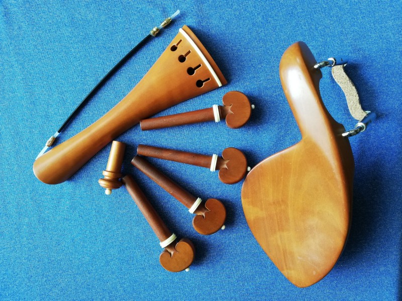 Set Accesorii Viola din Boxwood cu ornament alb