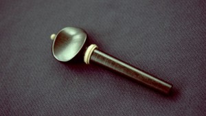 Cuie Simple Vioara Abanos cu Ornament Crem, Alb, Auriu, Negru